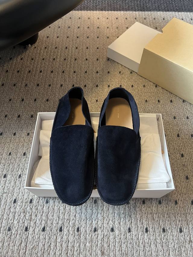 莞产 The Ro* 春夏复古平底乐福鞋 脚感真的是史上我穿过最最舒服的款式太柔软啦！磨脚星人一定要收了它 有一丢高级又简约的感觉其实除了好看以外它的舒适度真的