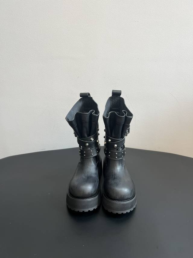 顶级品质 Balemciag*25Ss酷女孩必备系列 时尚宠儿又添一员大将！一出场就气场全开！ 独特的翻折设计，搭配搭配个性金属扣带，打破常规，每一步都走出不羁