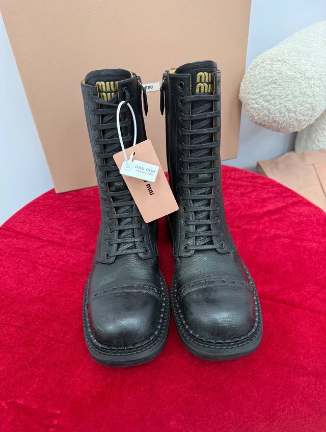 莞产 秋冬秀款复古机车短靴 莞大厂出品 原版购入1:1代购级别 材质与工艺： 原版牛皮革 原版皮革衬里 鞋面点缀饰带与徽标雕花搭扣 扁平绑带 鞋跟立体徽标 3.