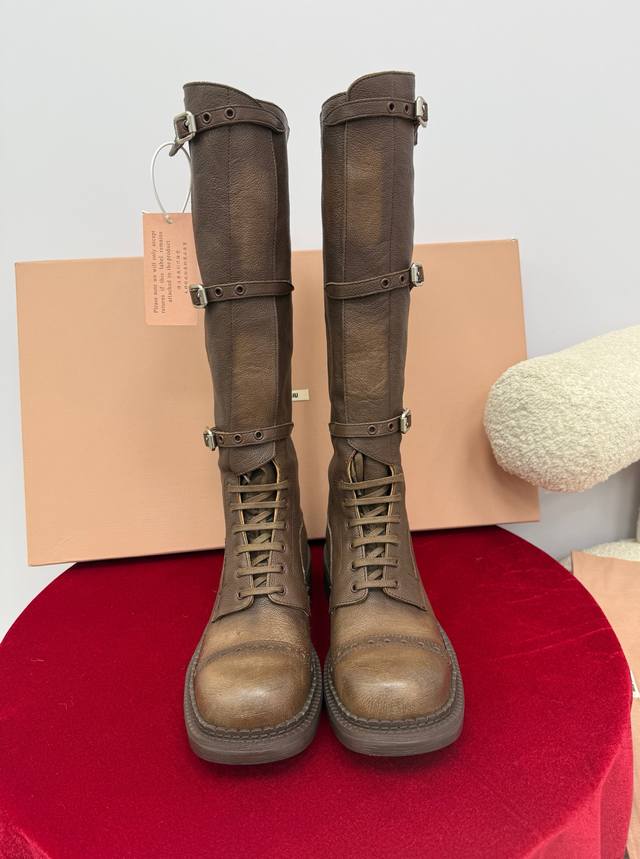 莞产 秋冬秀款复古机车长靴 莞大厂出品 原版购入1:1代购级别 材质与工艺： 原版牛皮革 原版皮革衬里 鞋面点缀饰带与徽标雕花搭扣 扁平绑带 鞋跟立体徽标 3.