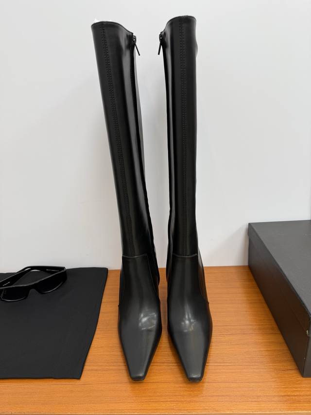 顶级品质 Saint Laurent Fw25 New Arrival～ Ysl圣罗兰2025秋冬新款侧拉高跟裸靴 整个鞋非常的简约大气～小扁头更加的精致时髦可