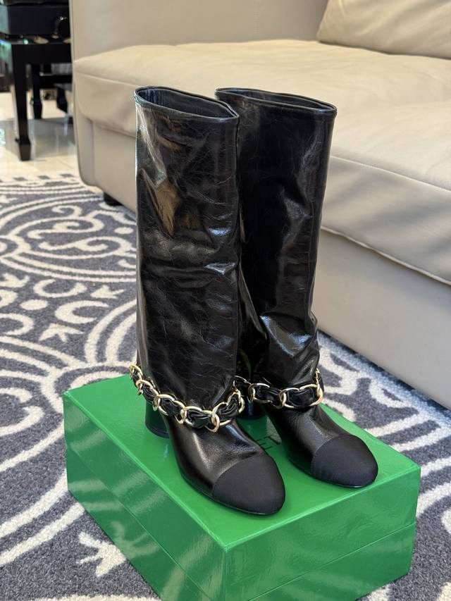 顶级品质 Chanel 25B New Arrival～ 小香25秋冬高靴新品 大链条穿皮的亮点，一眼小香！ 看似有点夸张，但搭配高高宽宽的靴筒，实则协调大气的