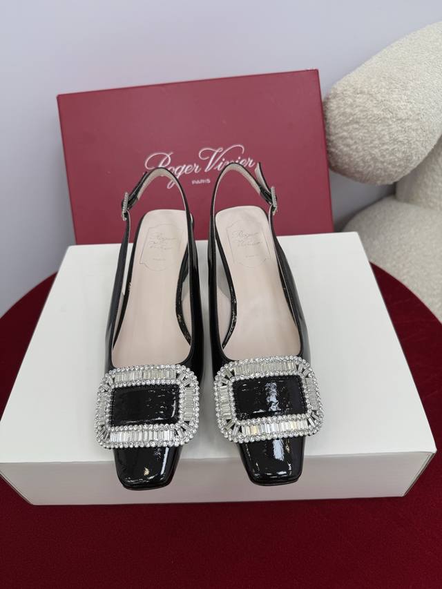 顶级品质 Roger Vivier Fw25 Mew Arrival～ Rv经典系列｜水晶钻扣粗跟后空凉鞋 职场风女人味十足，精致优雅尽显气质！ 鞋面：真丝+钻