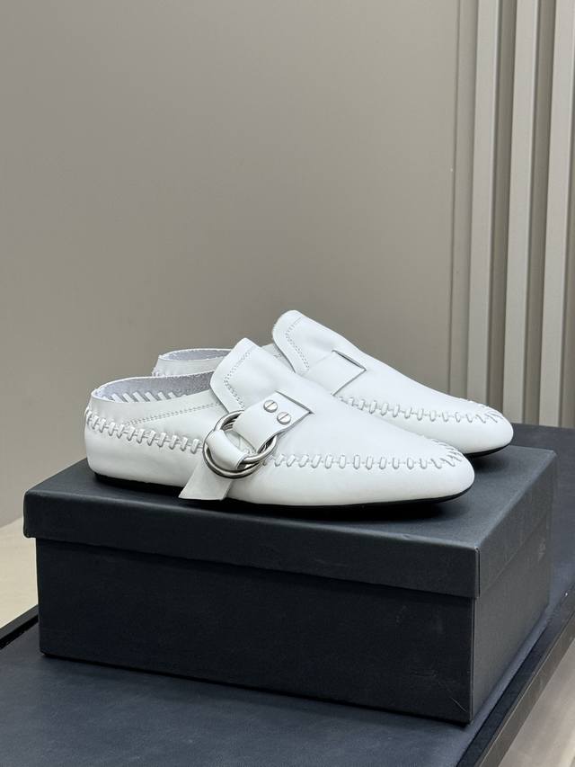 顶级品质 Anndemeulemeester 25秋冬靴款 太飒了吧，非常重工的细节设计，小牛皮的质感也超赞！ 搭扣设计对不同腿形包容度也很好！ 随便怎么搭都很