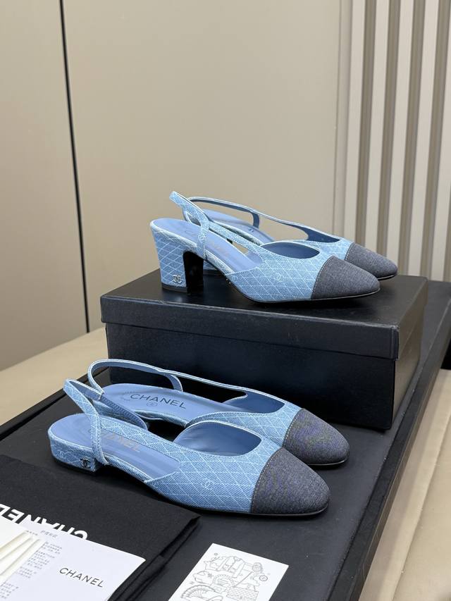 顶级品质 Chanel 经典Slingback 升级经典色+25新配色 最新升级版本，专柜款在鞋面线条以及细微处有调整的，但凡经典款一般都确实是不断在优化的一个