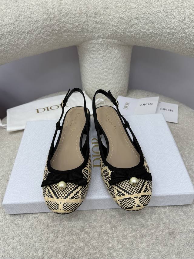 顶级品质 Dior Ss25 New Arrival～ 迪奥春夏新色 后空凉拖鞋 D家经典小圆头造型搭配蝴蝶结珍珠饰以点缀， 可爱俏皮减龄又不失高级感～富家千金