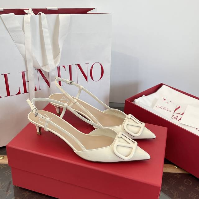 莞产 华伦天奴 Valentino 尖头高跟鞋系列｜凉拖 原版购入代购级别 出入无压力 漆皮鞋面：尖头+V扣饰+后跟细带+4Cm猫跟 穿上妥妥的性感女神～女人味