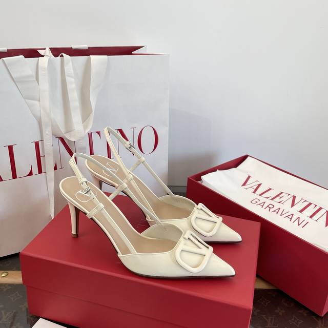 莞产 华伦天奴 Valentino 尖头高跟鞋系列｜凉拖 原版购入代购级别 出入无压力 漆皮鞋面：尖头+V扣饰+后跟细带+8Cm细跟 穿上妥妥的性感女神～女人味