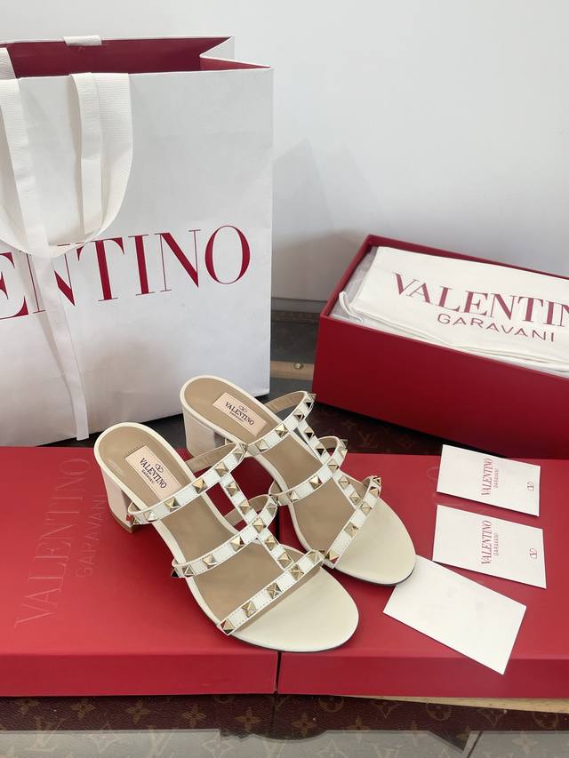莞产 华伦天奴 Valentino 铆钉高跟鞋系列｜拖鞋 原版购入代购级别 出入无压力 漆皮鞋面：三条带+铆钉+6Cm粗高跟 穿上妥妥的性感女神～女人味满满，温