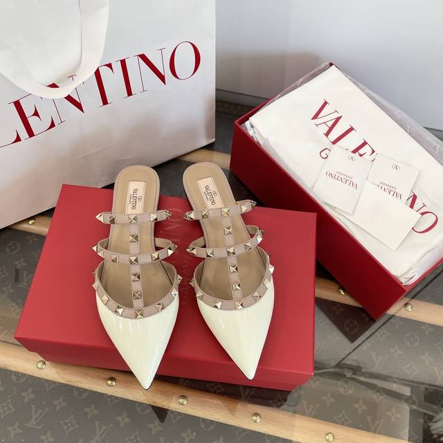 莞产 华伦天奴 Valentino 尖头平底鞋系列｜半拖 原版购入代购级别 出入无压力 漆皮鞋面：二环绑带+尖头+铆钉+1Cm平底 穿上妥妥的性感女神～女人味满