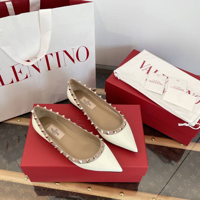 莞产 华伦天奴 Valentino 尖头平底鞋系列｜单鞋 原版购入代购级别 出入无压力 漆皮鞋面：二环绑带+尖头+铆钉+1Cm平底 穿上妥妥的性感女神～女人味满