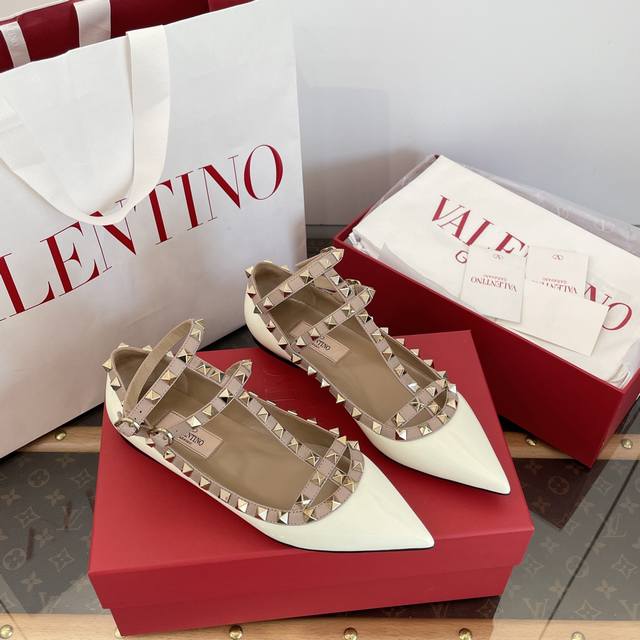 莞产 华伦天奴 Valentino 尖头高跟鞋系列｜凉鞋 原版购入代购级别 出入无压力 漆皮鞋面：二环绑带+尖头+铆钉+1Cm平底 穿上妥妥的性感女神～女人味满
