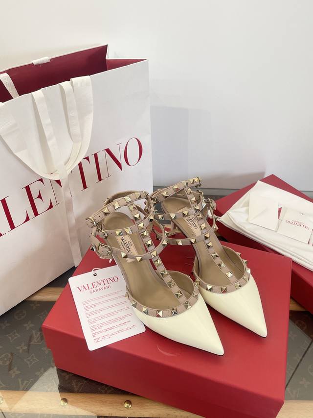 莞产 华伦天奴 Valentino 尖头高跟鞋系列｜凉鞋 原版购入代购级别 出入无压力 漆皮鞋面：三环绑带+尖头+铆钉+6.5Cm细跟 穿上妥妥的性感女神～女人