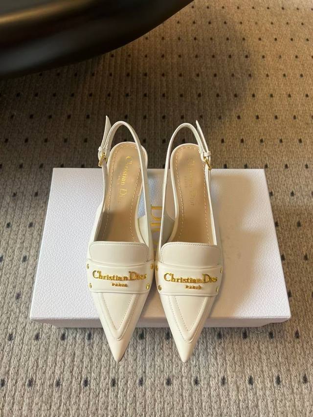 顶级品质 Dio* 25Ss 春夏新款Dior尖头高跟后空凉鞋 这款 My Dior 露跟高跟鞋是2025春夏成衣系列新品，精致优雅。采用牛皮革精心制作，尖头设