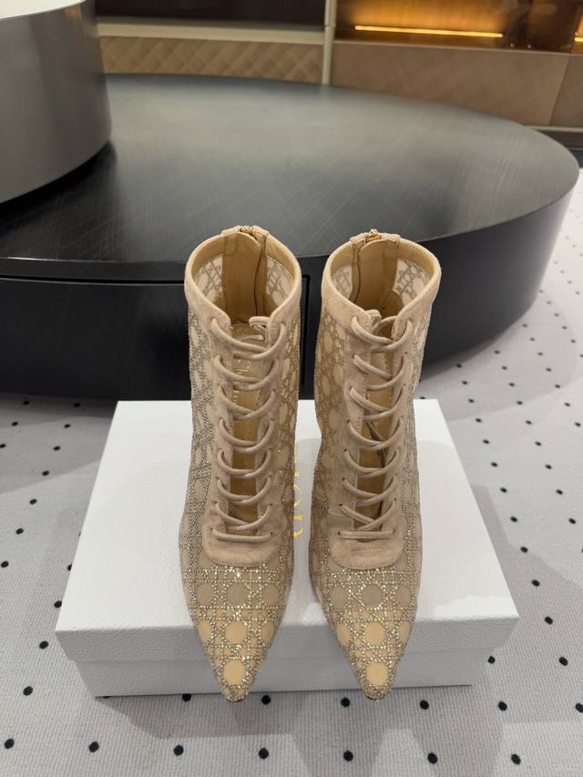 新品发售 面料 蕾丝网 羊反绒 内里 羊皮 鞋底 透染牛皮底 优雅风格 创造不一样的感觉 跟高 10 Cm 专柜包装 自带飞机盒 简约气质款式！ Show Bd