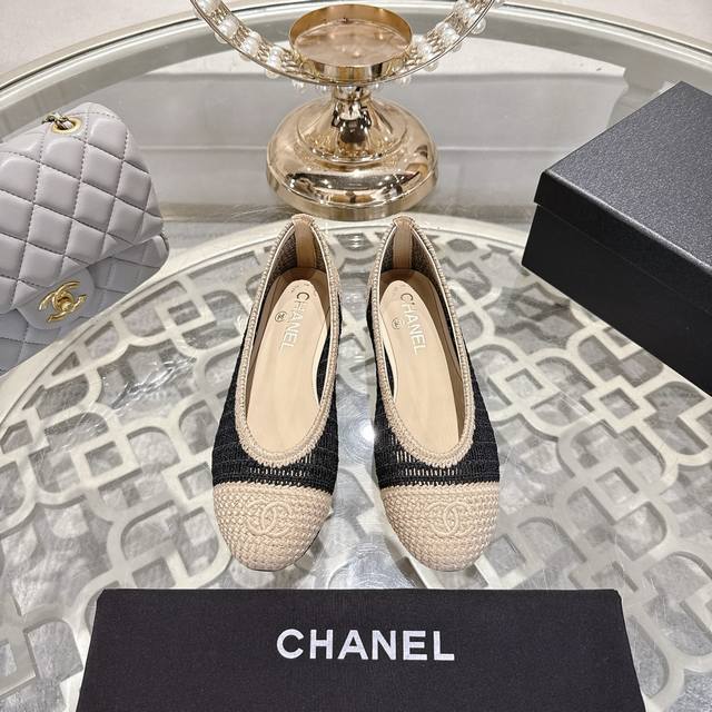 Chanel 25Ss终于出编织芭蕾鞋了 值得单独发一篇的鞋子 要说一句终于等到你！ 太优雅太Chill了 夏天穿着吹吹小风 溜溜马路 圆方头设计 呆萌可爱～颜