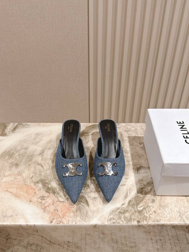 225 Celine 夏季牛仔布凯旋门系列！思琳新款银色尖头高跟鞋 矮跟凯旋门鞋稀有的银色系列 好精致呀银色的凯旋门，搭配小裙子牛仔裤都很不戳 你可以永远相信H