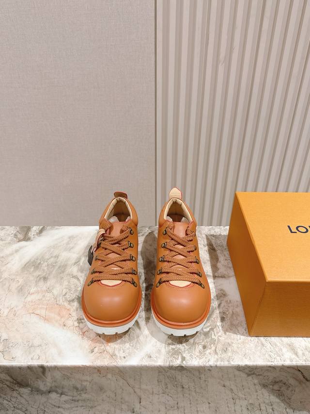 情侣款 男10 225 Lv 路易威登专柜最新开边珠牛皮厚底印花乐福登山鞋系列！代购级上新 这款松糕厚底系列今年非常爆，穿上增高效果，和时尚的引领绝对的Yyds
