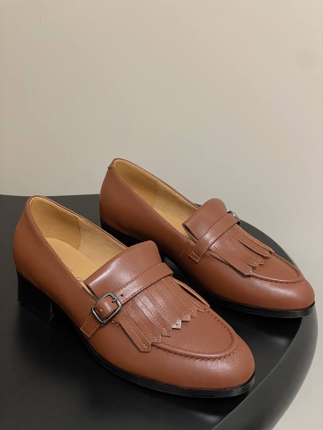 Loro Piana 诺悠翩雅 Lp 25S早秋新款 Serge流苏小牛皮乐福鞋老钱风复古单鞋 Serge流苏休闲鞋是对经典设计的隽永诠释，其锥形线条和同色系皮