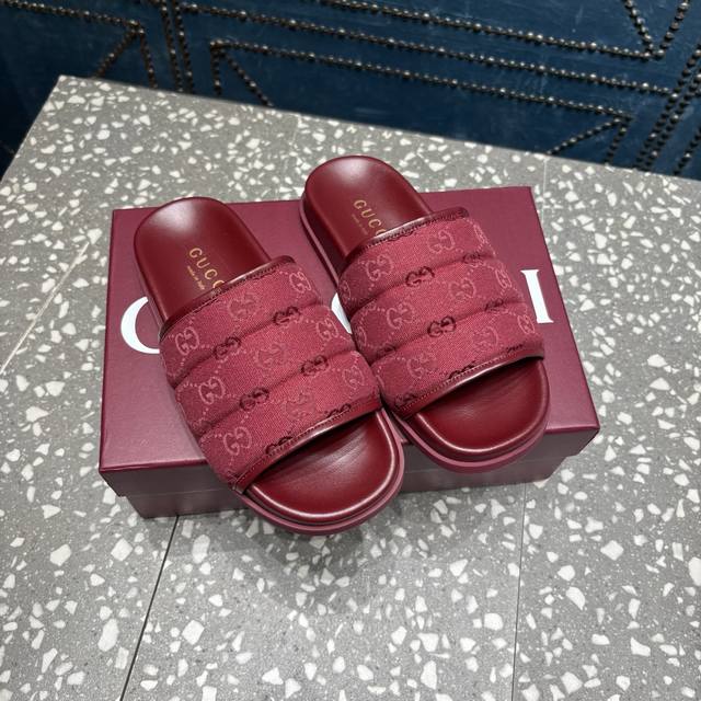 Gucci 古驰 耐看型特殊材料+泡棉+电绣 ①面料：原版定制材质+牛皮 ②内里：羊皮 ③大底：原版开模定制大底 ④Size：35-42 40 41 42定制