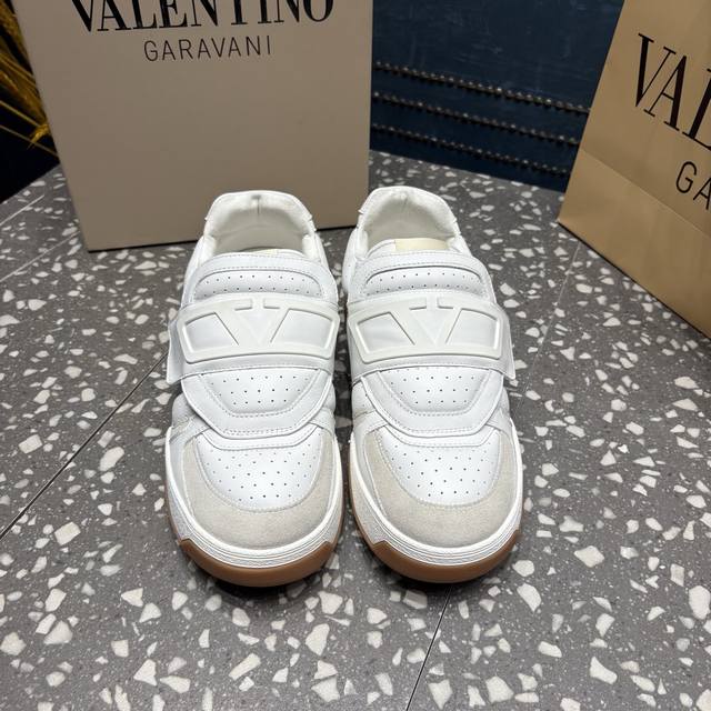 Valentino华伦天奴专柜新款 绝对最高品质，秒杀市场货 1鞋面：牛皮 2内里：牛皮+网料 3大底 ：Tpu大底 4码数：男码38一45码 44.45码订制