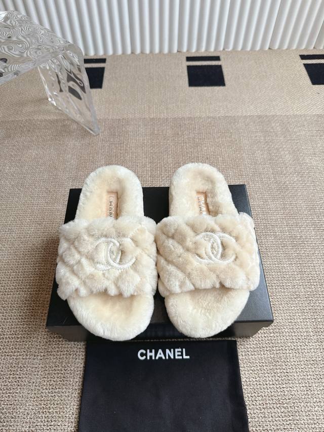 Chanel 香奈儿 25Ss早秋新款羊毛毛拖 上脚依然让我心甘情愿剁手入，购入手才会知道它的时髦，人气爆款必须得有它排名，各种博主、网红范搭配尽显眼前，超级推