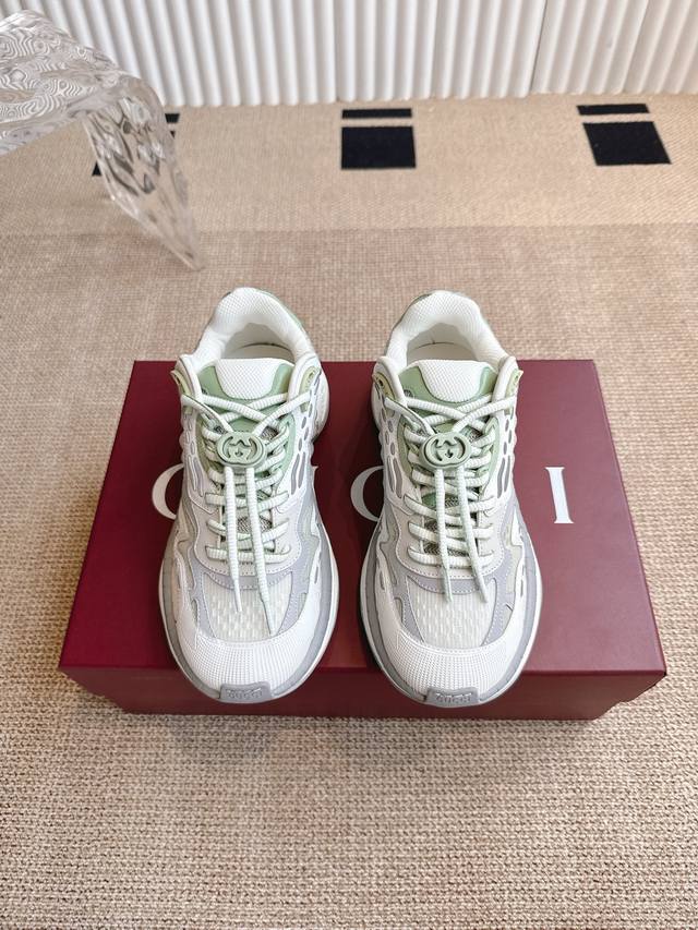 Gucci 2.0女士运动鞋 Gucci 2.0运动鞋焕新演绎品牌标志性条纹织带元素。这款运动鞋焕新诠释标志性细节，采用Eva厚鞋底，搭配灵动廓形，带来稳步舒适