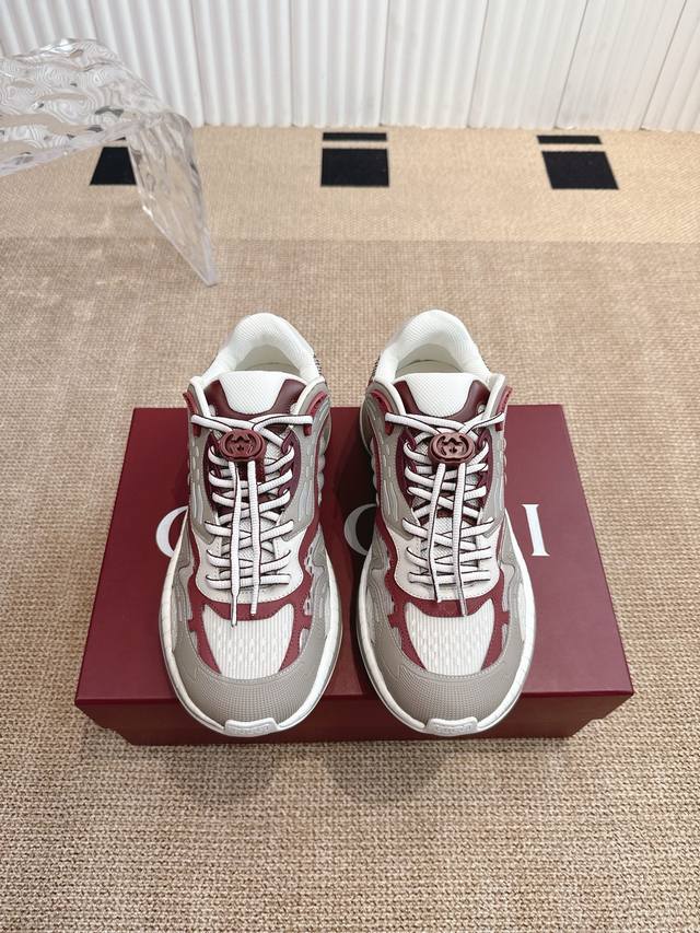 Gucci 2.0男士运动鞋 Gucci 2.0运动鞋焕新演绎品牌标志性条纹织带元素。这款运动鞋焕新诠释标志性细节，采用Eva厚鞋底，搭配灵动廓形，带来稳步舒适