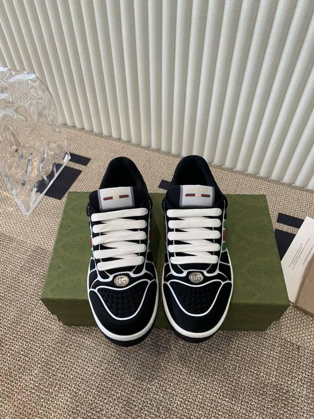 Gucci古驰这款单品出自 Gucci Lido 系列，设计灵感源自意大利海岸的夏日风情和海滩俱乐部。 Screener 系列运动鞋以20世纪70年代的经典运动