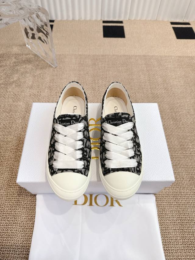 Dior 迪奥Lucky 运动鞋 这款 Dior Lucky 运动鞋是二零二五秋季系列新品，彰显优雅风范。裸色缎面面料鞋面，侧面饰以金色饰面金属Christia