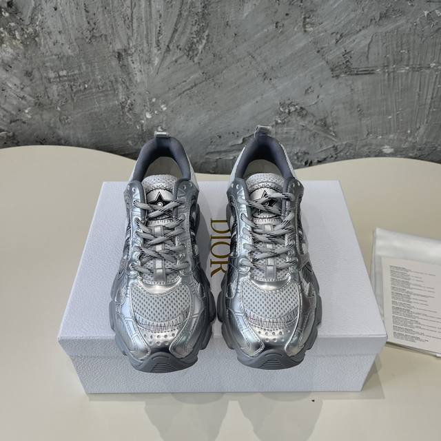 男10Dior 迪奥 早秋新品 走秀款运动鞋 Newc.D家这一季的度假风 入运动鞋超级火爆！ 配色超好看，视觉更协调，脚感更轻盈舒适199增高不重Logo辨识