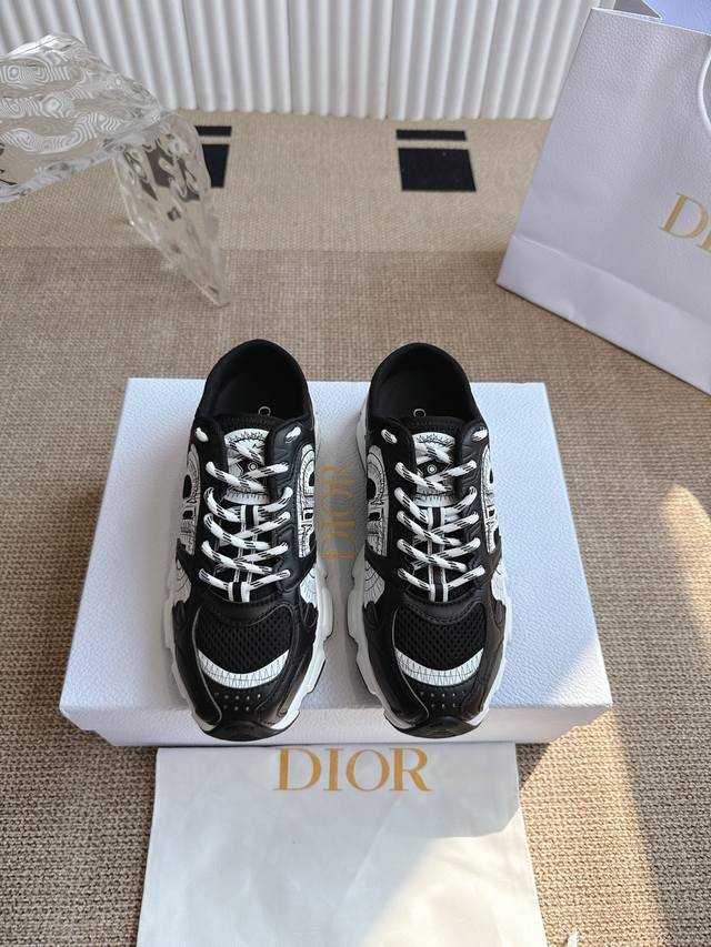 Dior 迪奥半拖运动鞋 以的高订风格重新演绎跑步鞋。网眼织物搭配白色和天蓝色皮革效果镶片，两侧的标志、鞋舌上的星星补丁和后侧的标志，诸多经典细节彰显格调。采用