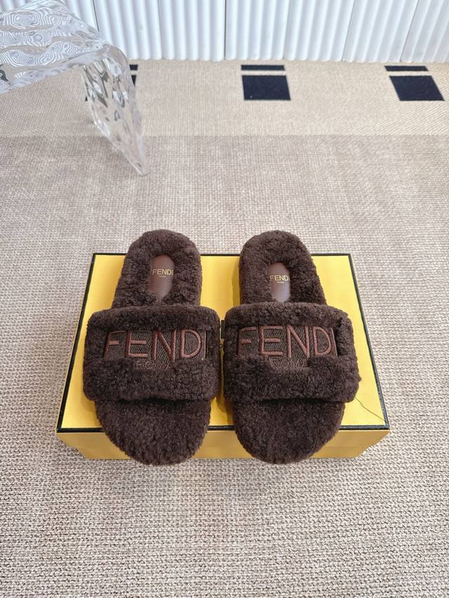 Fendi 芬迪 25Ss新款毛毛拖 每逢秋冬来临 毛拖是必不可少的单品 不仅足够保暖 还能拥有舒适的触感 无论搭配什么都有种漫不经心的时髦 纯羊毛 一点人造毛