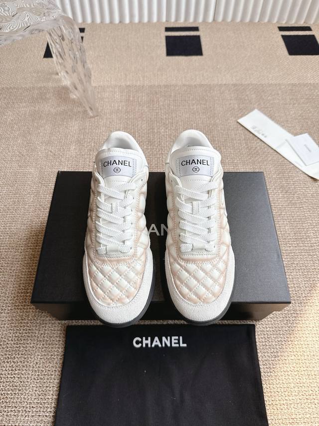 Chanel香奈儿爆款德训鞋 运动鞋 休闲板鞋 经典菱格羊皮与复古结合鞋型要比其它运动鞋更秀气大大的鞋舌是灵魂所在就很有特色脚感也主打一个舒适 非常非常的软后跟