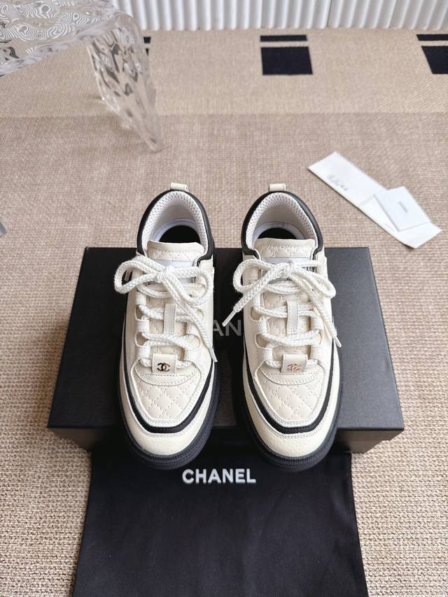 Chanel 25Ss 秋冬新款厚底运动鞋 这季新款简直闭眼入，上脚狂好看，率性的休闲运动风，飒爽又自然，演绎香奈儿的时髦女性气质 整体定制令当时市面上的所有运