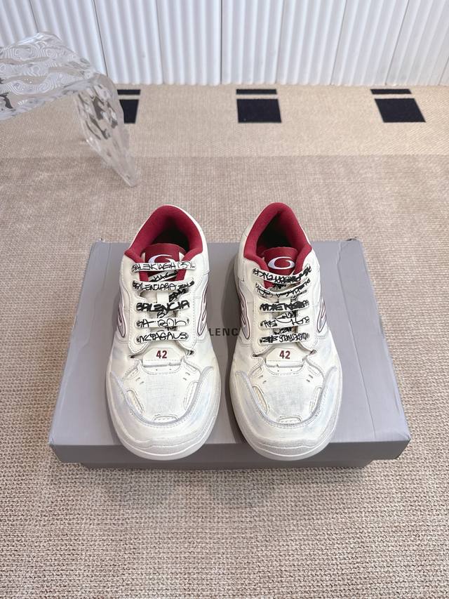 Balenciaga 巴黎世家Winter25秋冬Hamp Tons运动鞋 创意鬼才Deanna掌舵下Winter25系列重塑时尚定义、以经典鞋履为原型、饰以3