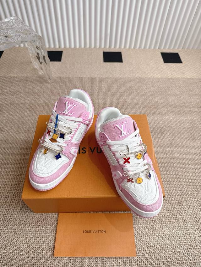 配饰60 Louis Vuiton 路易威登 新款 Lv Trainer系列板鞋篮球鞋 Lv Trainer运动鞋是由设计师Virgil Abloh由复古篮球鞋
