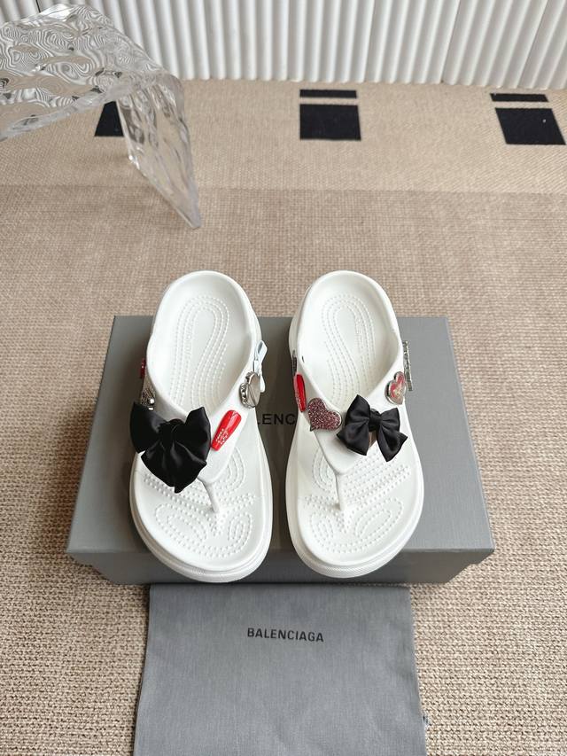 Balenciaga巴黎世家25Ss夏季新款 蝴蝶结夹脚厚底凉拖 鞋面装饰有俏皮的蝴蝶结元素 还有粉钻的爱心 字母等元素 精致又吸睛 甜美中带着酷感 厚底设计