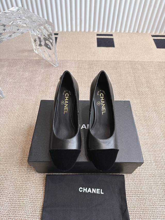 跟高6Cm、8Cm Chanel 香奈儿 25Ss 春夏高跟鞋 第一眼看上就被种草了根据天气变化自由穿搭！套上袜套春夏秒变可爱单鞋！秒变魔法公主 鞋面采用混种羊
