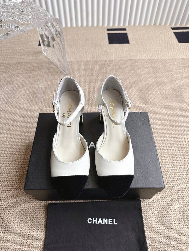 跟高6Cm、8Cm Chanel 香奈儿 25Ss 春夏中空高跟凉鞋 第一眼看上就被种草了根据天气变化自由穿搭！套上袜套春夏秒变可爱单鞋！秒变魔法公主 鞋面采用