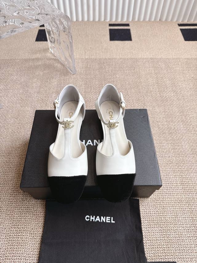 Chanel 香奈儿 25Ss 春夏中空凉鞋 第一眼看上就被种草了根据天气变化自由穿搭！套上袜套春夏秒变可爱单鞋！秒变魔法公主 鞋面采用混种羊皮内里踮脚丝绸羊皮