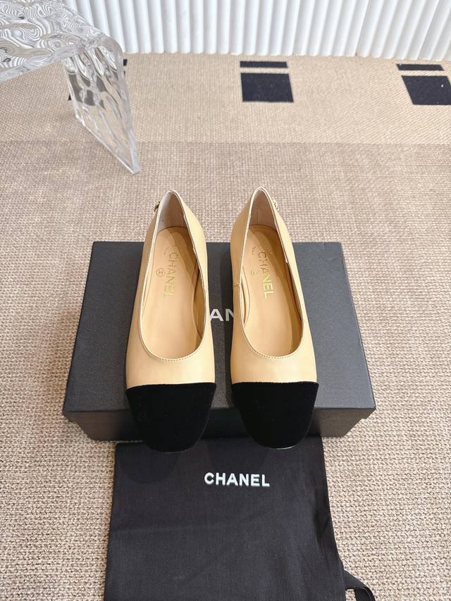 Chanel 香奈儿 25Ss 春夏玛丽珍单鞋 第一眼看上就被种草了根据天气变化自由穿搭！套上袜套春夏秒变可爱单鞋！秒变魔法公主 鞋面采用混种羊皮内里踮脚丝绸羊