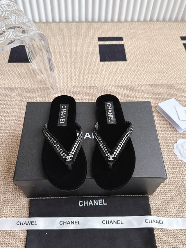 Chanel 小香珍珠夹脚人字拖鞋 人字拖就是夏天的标配！简单的人字拖居然能做到这么好看，香奶奶果然不一般。上脚给到你慵懒又富贵的感觉！你值得拥有呀！ 材质：丝
