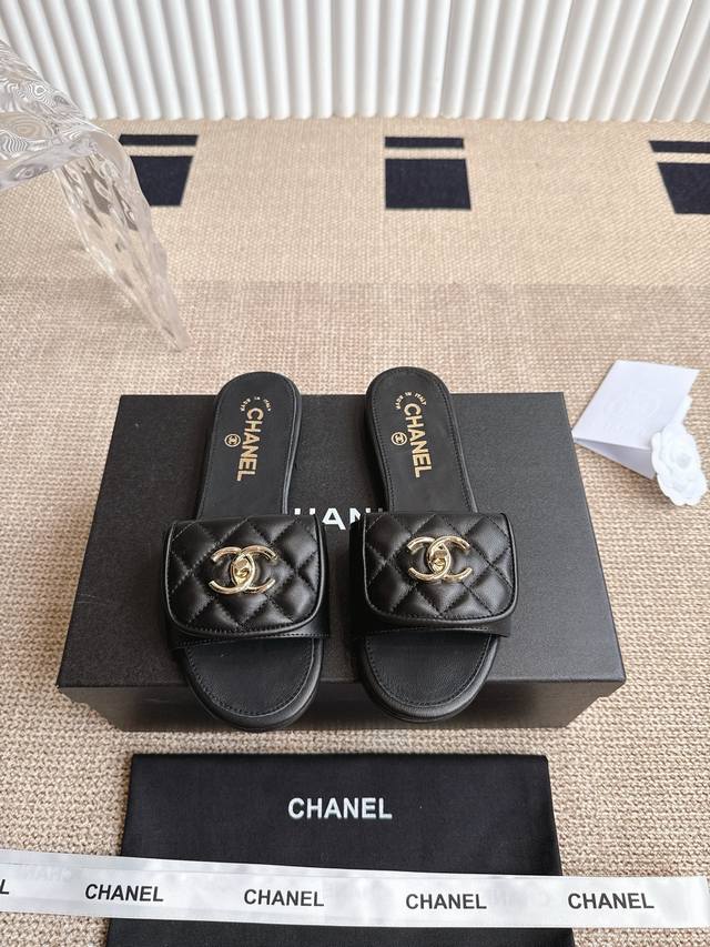 Chanel 香奈儿 25Ss 夏季新款凉拖 2025 香奈儿最新爆款 夏季拖鞋 百搭显脚瘦气质款，颜值爆棚的一款拖鞋，任意搭配都很绝！懒人拖鞋值得推荐 鞋面原