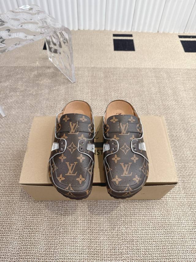 Louis Vuitton × Birkensto联名合作款博肯包头鞋 万年经典勃肯软底强势推出，一个品牌就是一个类型，其构造鉴于人体工学设计，让脚完全解放舒适