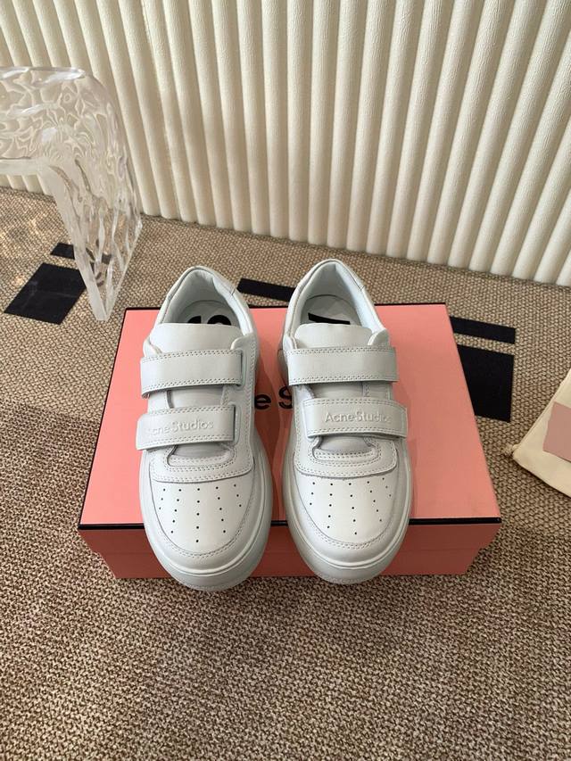 Acne Studios 24Ss 最新厚底休闲魔术贴笑脸小白鞋 最受欢迎的单品当属小白鞋，可以搭配出N种风格，无论你想扮成帅气的牛仔还是优雅的Ol，它都能满足