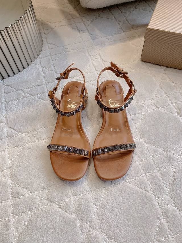Christian Loubouti* 新款铆钉红底凉鞋 重工打造 朋克风铆钉元素经典耐看 鞋面羊皮原版铆钉 内里垫脚羊皮 原版进口Ar1顶级真皮大底 尺码35