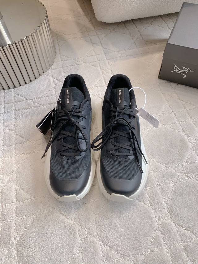 始祖鸟 Arc'teryx 男款登山鞋徒步鞋 不仅是探险途中的得力伙伴 更是日常休闲的时尚之选 这款鞋兼具功能性与时尚感，其精湛的工艺和优质的材料，确保了在各种
