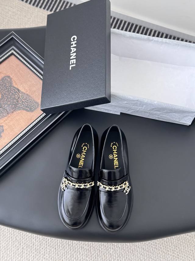 Chanel 25K新款乐福鞋 这一季的乐福鞋很中规中矩 复古帅气还随性黑金两个颜色 都值得入 搭配完全无负担 鞋面牛皮 内里羊皮 真皮大底 Size:35-3