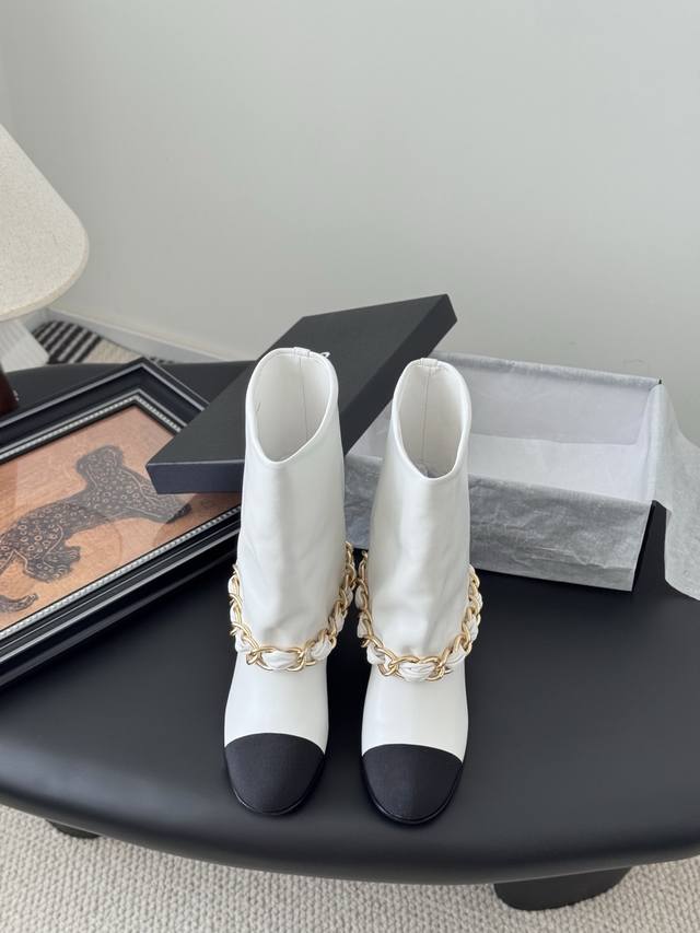 Chanel 25K新款链条骑士靴 永恒的经典 鞋柜里常青的系列单品 一般碰到这个类型的靴子可以多入哦～ 具有名媛气质 又带着一丝不经意的小复古 小小圆头拼接设